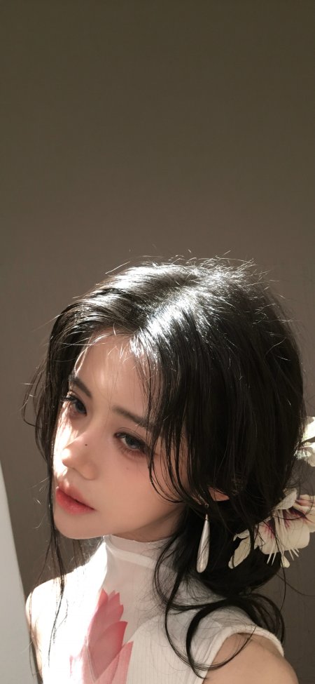 美女侧脸阳光洒落发丝温柔光影人物摄影手机壁纸