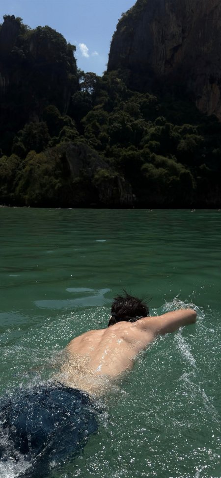 男子游泳碧水青山夏日活力风景手机壁纸