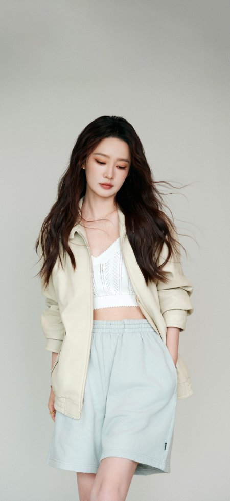 李沁浅蓝短裤休闲穿搭清爽夏日人物摄影手机壁纸