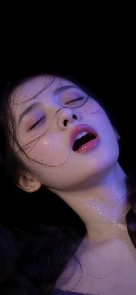 美女闭眼微张红唇紫色光影梦幻氛围人物摄影手机壁纸