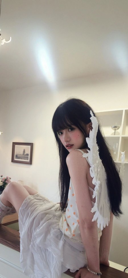 美女穿白色吊带裙室内坐姿甜美人物摄影手机壁纸