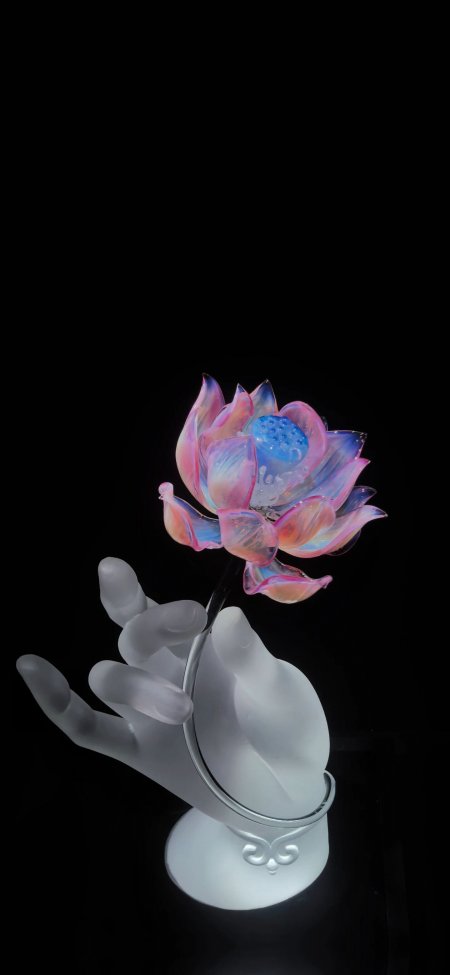 琉璃莲花托于玉手黑底流光禅意艺术手机壁纸