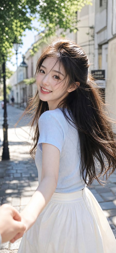 蓝上衣白裙少女街头牵手微笑甜美日系人物摄影手机壁纸