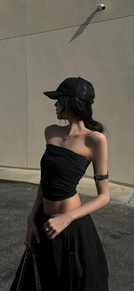 美女黑色抹胸侧身街拍时尚人物摄影手机壁纸