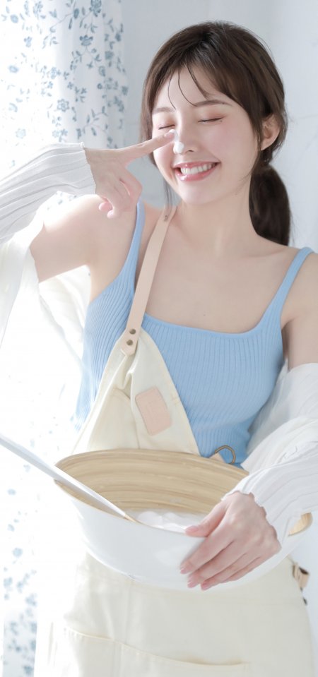 蓝背心美女厨房揉面微笑甜美生活人物摄影手机壁纸