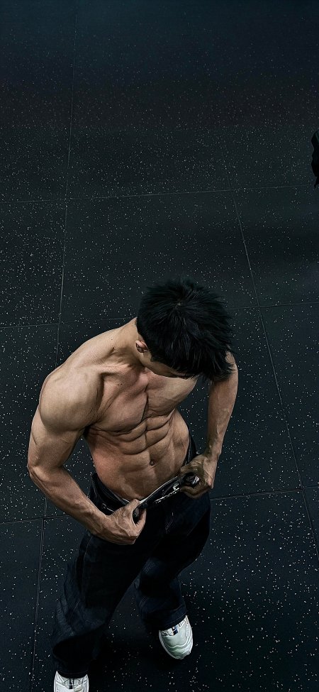 肌肉男健身房俯拍腹肌力量感人像摄影手机壁纸