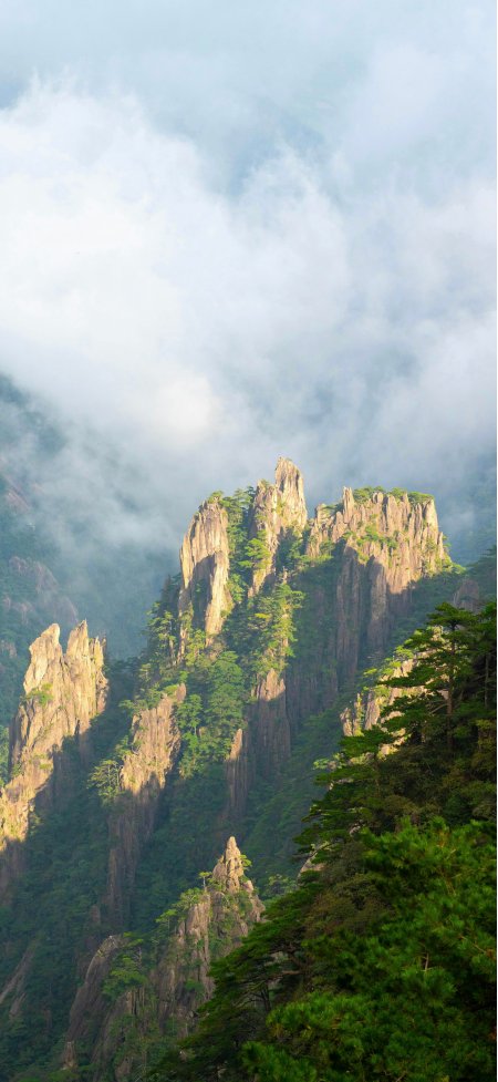 黄山奇峰怪石云海缭绕苍松翠柏雄伟山水风光风景手机壁纸