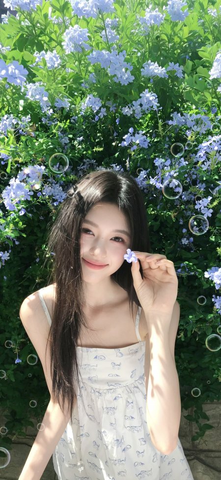 蓝花丛中少女微笑清新人像摄影手机壁纸