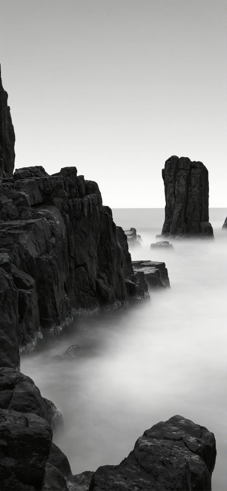黑白礁石海浪长曝光意境风景手机壁纸