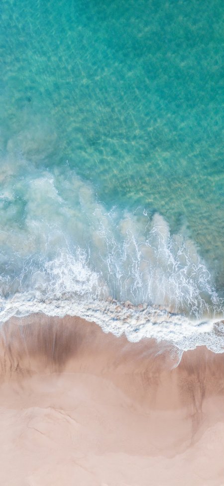 航拍俯视清澈海浪拍打沙滩夏日清新风景手机壁纸