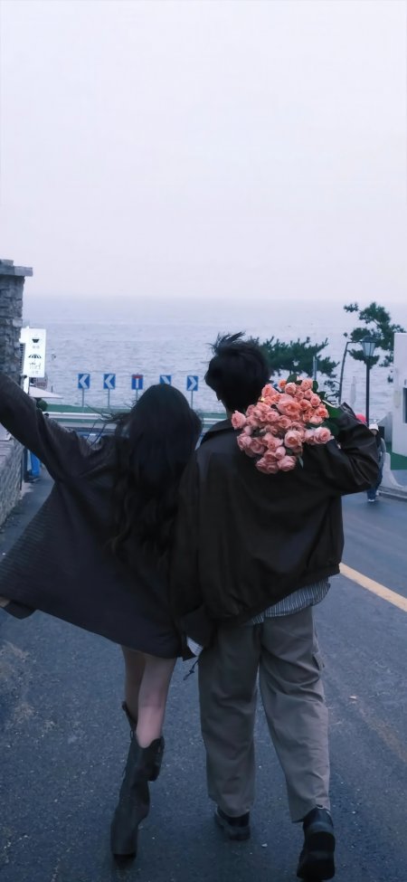 海边情侣背影捧花漫步浪漫情感文艺手机壁纸