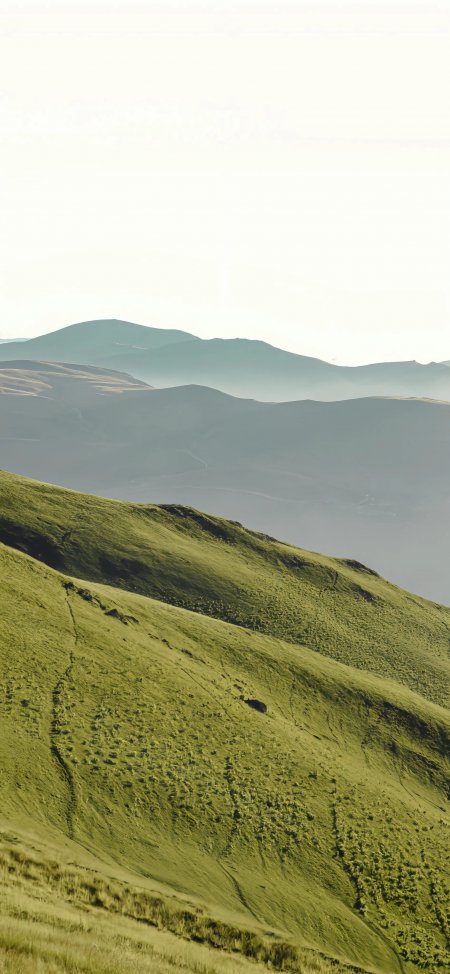 翠绿山丘层叠远山朦胧治愈系自然风景手机壁纸