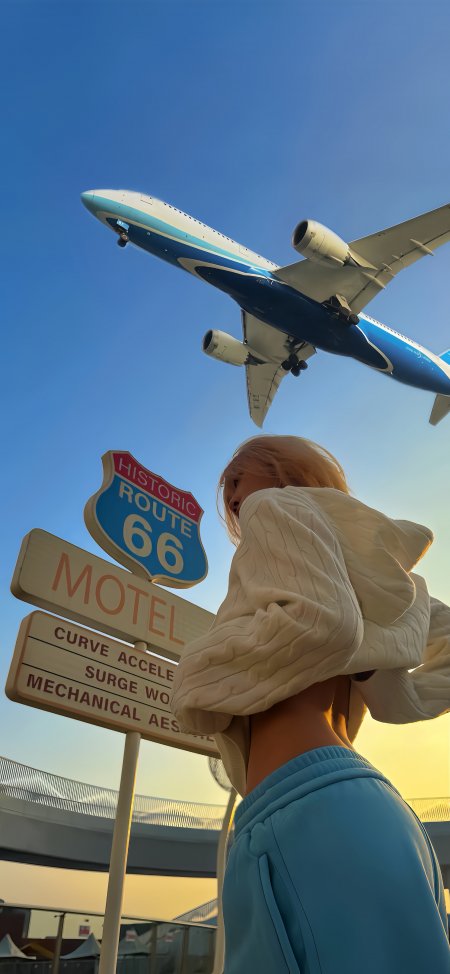 飞机掠过66号公路标志少女背影旅行氛围手机壁纸