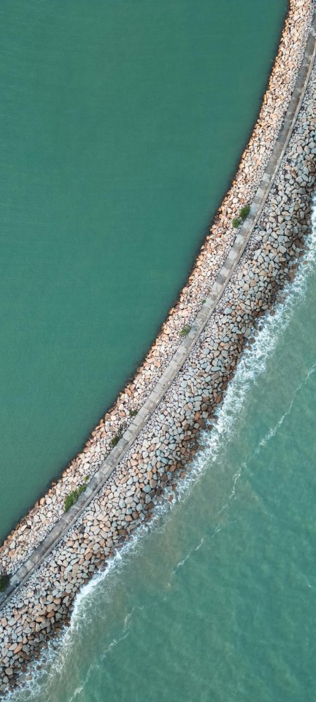 航拍视角防波堤分割碧绿海面几何构图风景手机壁纸