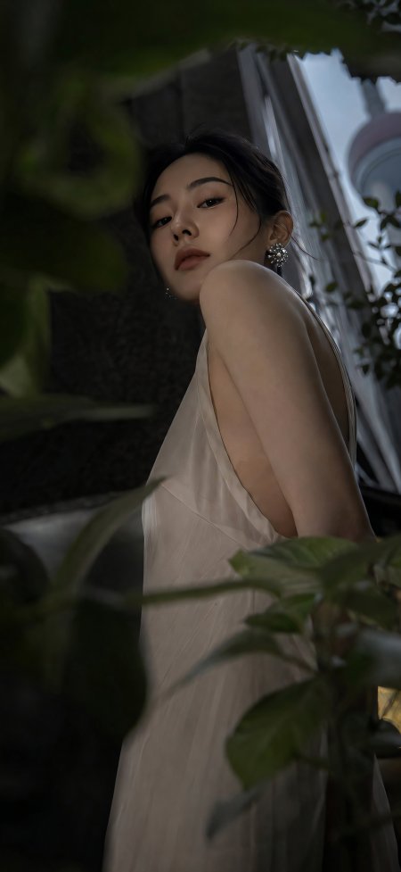 白裙美女绿植掩映回眸清冷高级感人物摄影手机壁纸