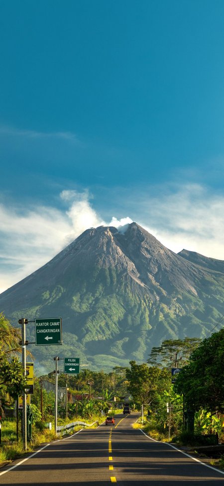 公路通向火山口蓝天白云下热带风光旅行风景手机壁纸