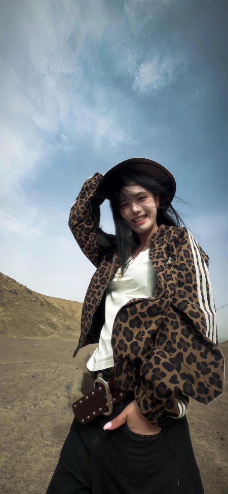 豹纹外套美女沙漠微笑酷飒人物摄影手机壁纸