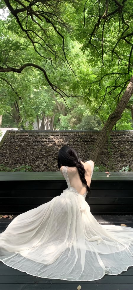 白纱长裙美女林间背影唯美清新人物摄影手机壁纸