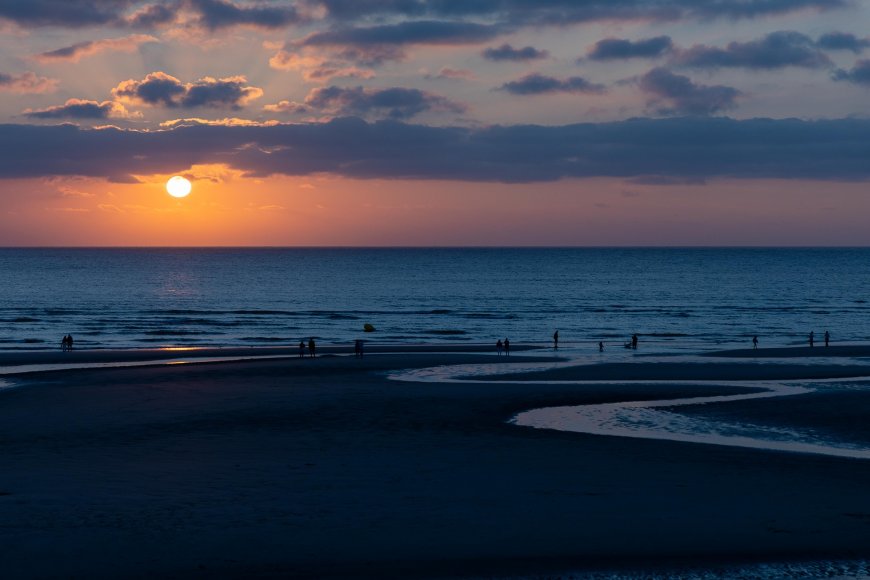 夕阳西下海面波光粼粼沙滩人影剪影浪漫自然风光风景电脑壁纸