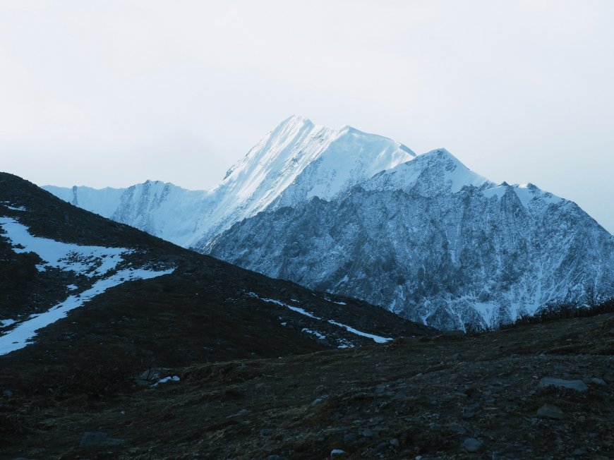 雪山巍峨峰顶积雪覆盖山脊线条冷峻壮美高原风光风景电脑壁纸