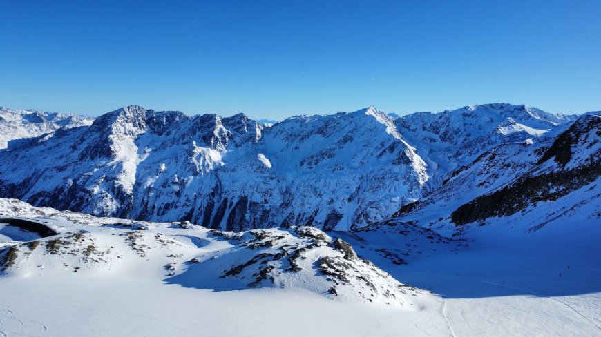 雪山连绵蓝天映衬冬季高山风光航拍风景电脑壁纸