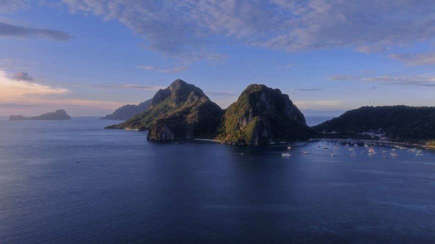 菲律宾巴拉望爱妮岛海湾日落航拍热带海岛风景电脑壁纸