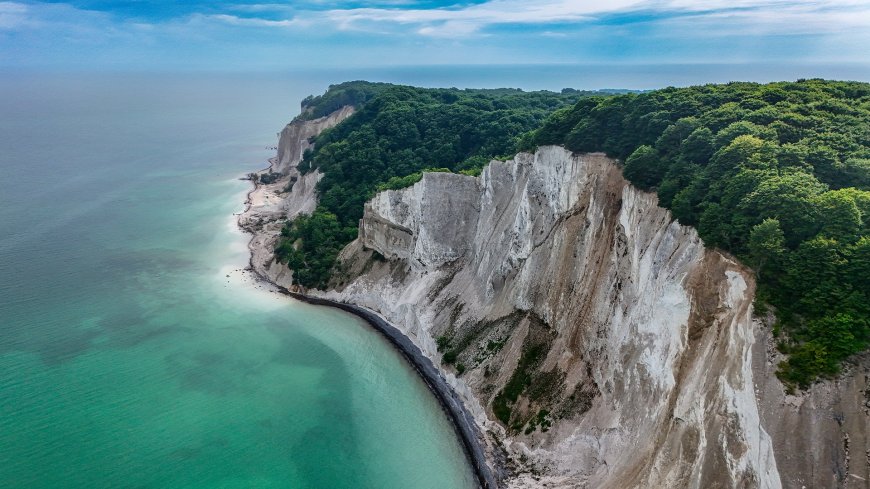 丹麦默恩白崖与碧绿海水航拍地质奇观风景电脑壁纸