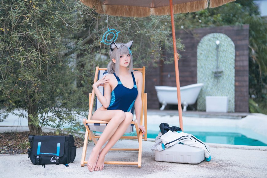 蔚蓝档案砂狼白子cosplay少女躺椅旁摆拍人物电脑壁纸