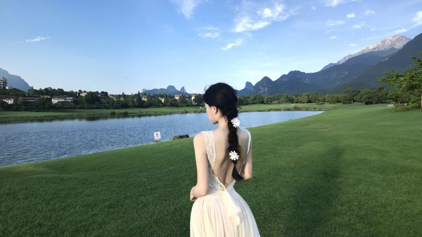白裙美女背对镜头发间雏菊湖畔草坪清新摄影人物电脑壁纸