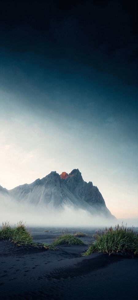 冰岛黑沙滩与云雾缭绕山峰冷峻自然风光风景手机壁纸