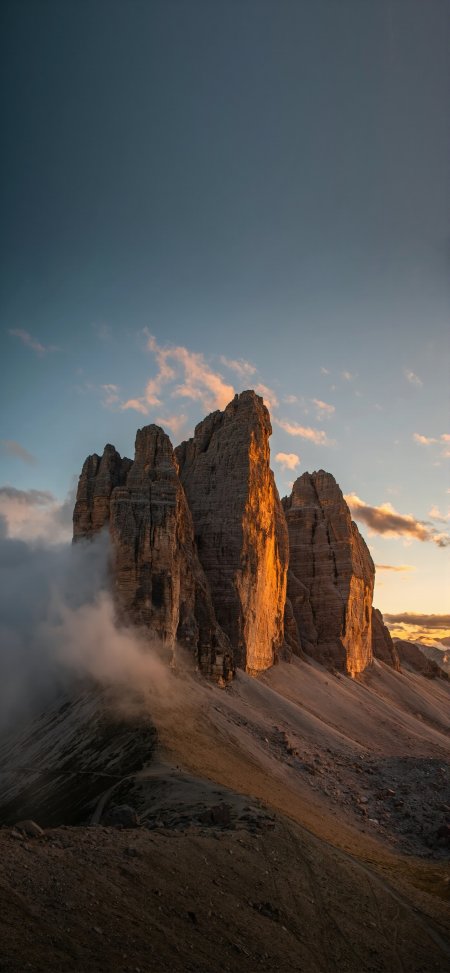 意大利多洛米蒂山脉三峰山日落金光风景手机壁纸