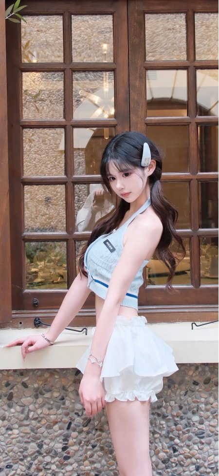 蓝色针织背心双马尾美女窗边回眸甜美人物摄影手机壁纸