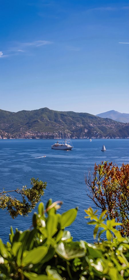 蔚蓝海湾帆船航行绿植前景地中海风情旅行摄影手机壁纸