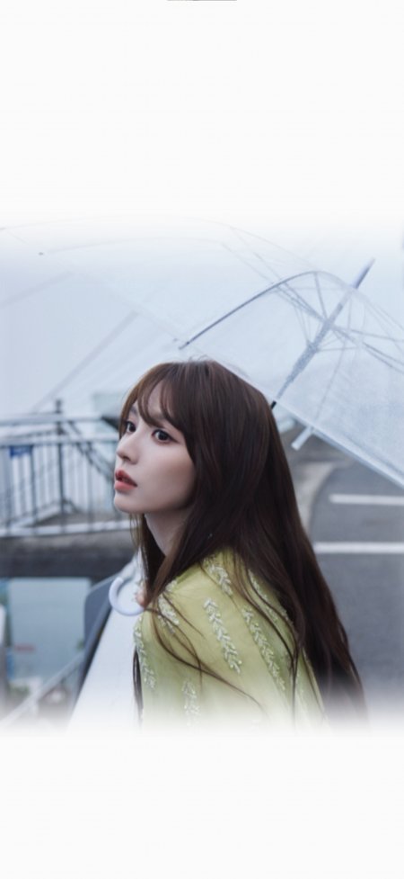 田曦薇手持透明雨伞雨中回眸清冷文艺感人物摄影手机壁纸