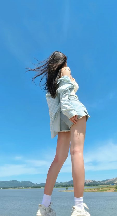 美女格子衬衫配牛仔短裤湖边背影清新自然人物摄影手机壁纸