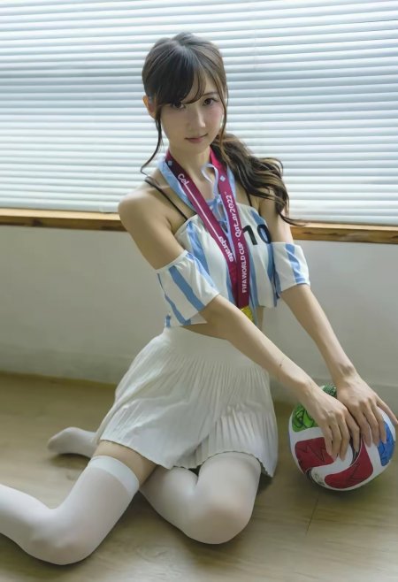 美女阿根廷球衣白丝袜抱足球活力运动风人物摄影手机壁纸