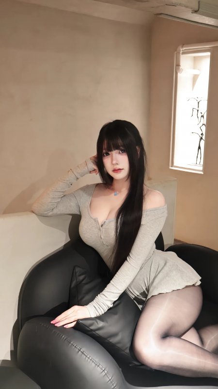 少女灰色露肩连衣裙坐黑色沙发慵懒性感人物摄影手机壁纸