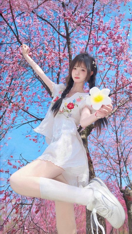 美女白色碎花连衣裙樱花树下举花甜美春日人物摄影手机壁纸