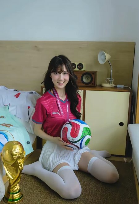 美女红色球衣抱球床边金色奖杯旁足球宝贝人物手机壁纸