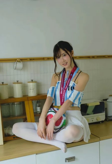 美女蓝白条纹球衣白丝袜厨房台面俏皮可爱人物手机壁纸
