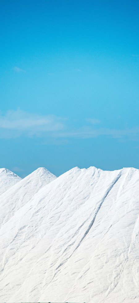 纯白雪山顶峰连接蔚蓝天空极简治愈系自然风光手机壁纸