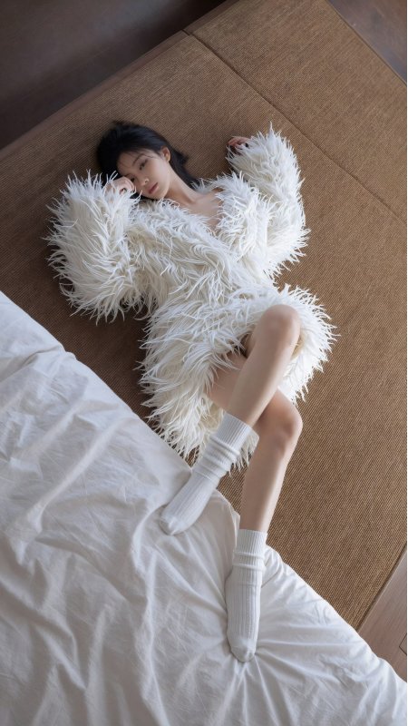 美女白色毛绒裙躺卧榻榻米慵懒居家风人物摄影手机壁纸