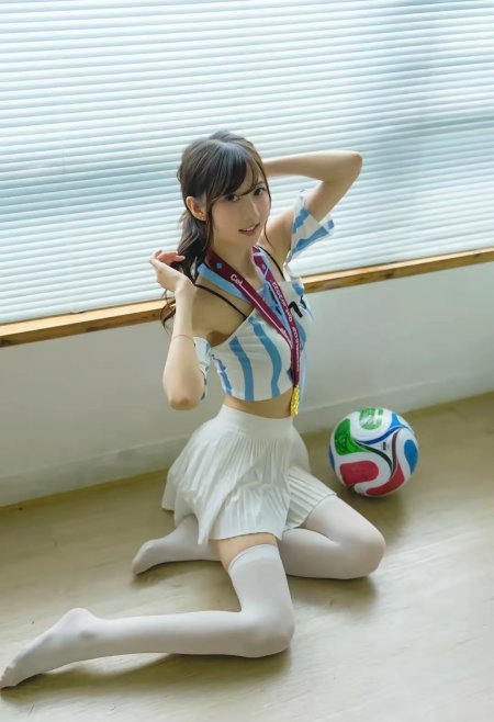 美女蓝白条纹球衣白丝袜坐姿活泼元气人物摄影手机壁纸