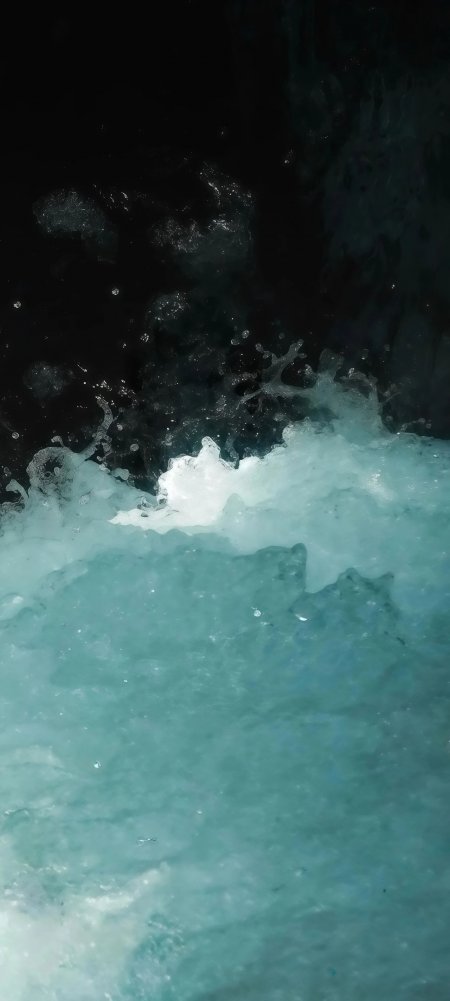 深色水面浪花翻涌质感自然风景手机壁纸