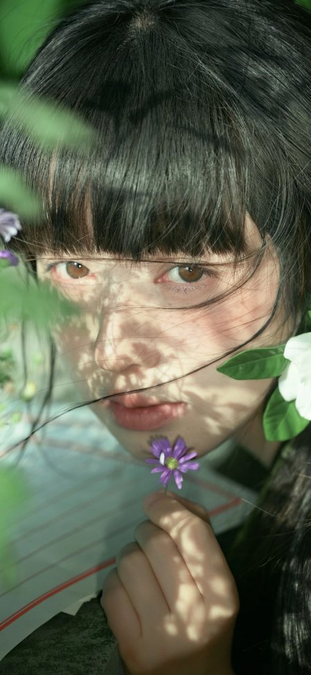 黑发少女手持紫花光影斑驳文艺清新人物摄影手机壁纸