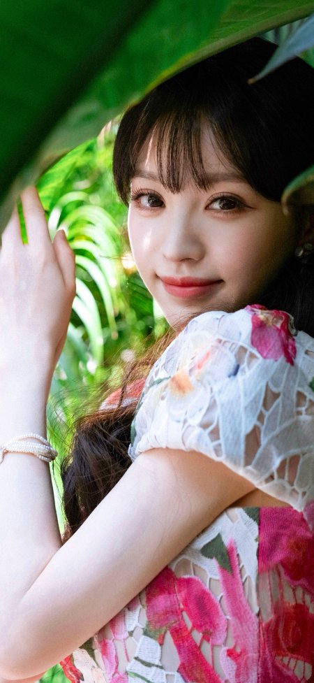 热带植物间田曦薇穿碎花裙仰望天空唯美人物摄影手机壁纸