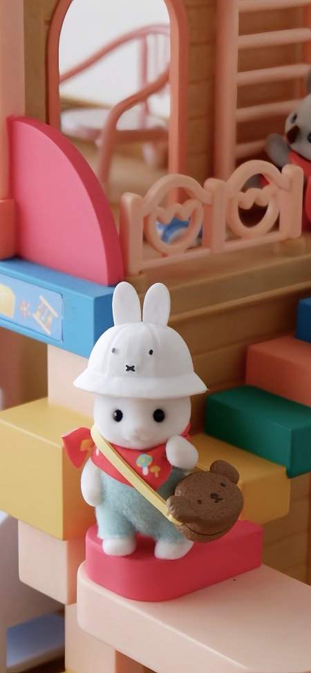 森贝儿家族小兔子玩偶彩色积木背景可爱玩具摄影手机壁纸