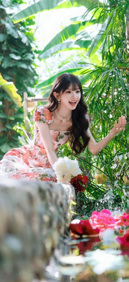 绿植丛中田曦薇穿碎花裙持花清新人物摄影手机壁纸