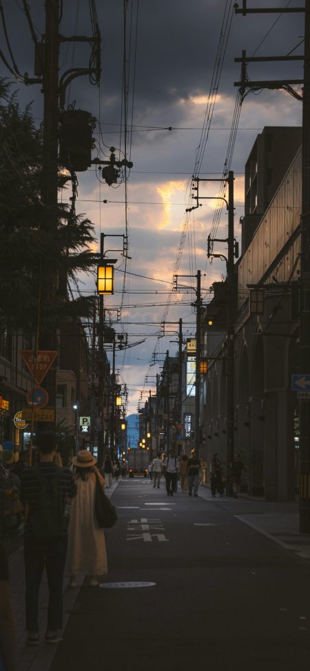 黄昏街道电线交错行人漫步日系街头人文风光风景手机壁纸