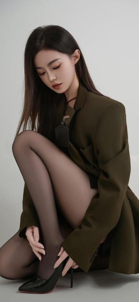 军绿西装黑丝美女蹲姿调整高跟鞋人物摄影手机壁纸